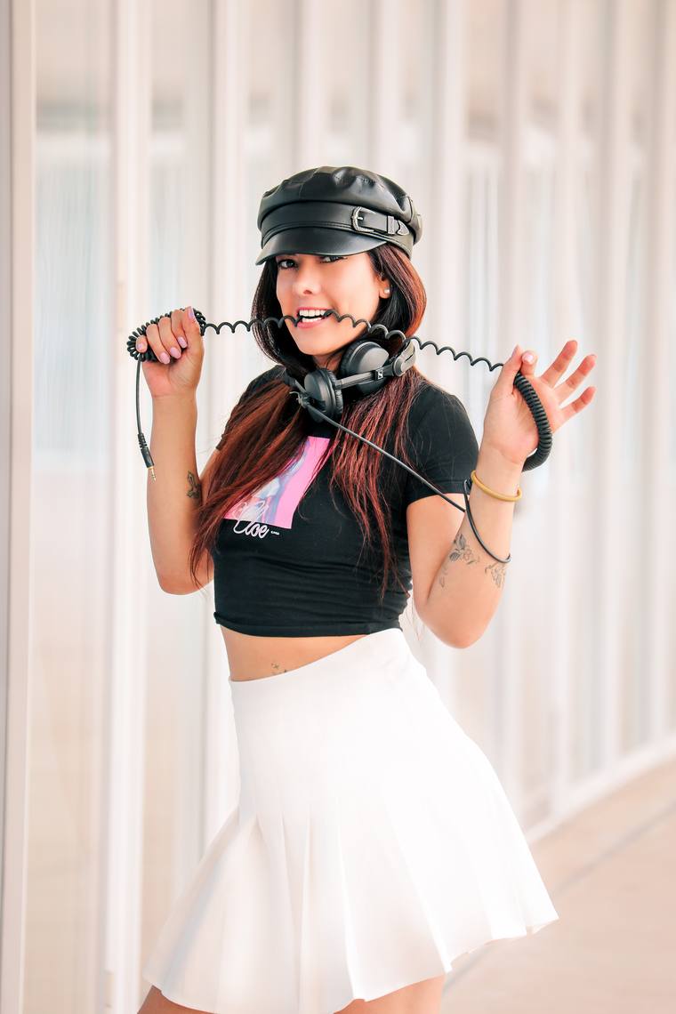 Ilka Oliver com fone de ouvido